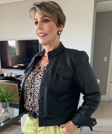 Jaqueta Brenda (jaqueta preta com botões)